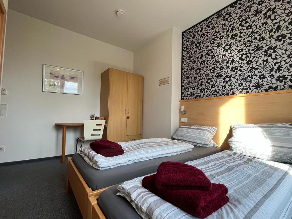 Ferienunterkunft Mit 4 Doppelzimmern In Einbeck!! Bagian luar foto